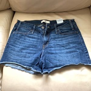 Levi’s shorts size 8 fringe cut short